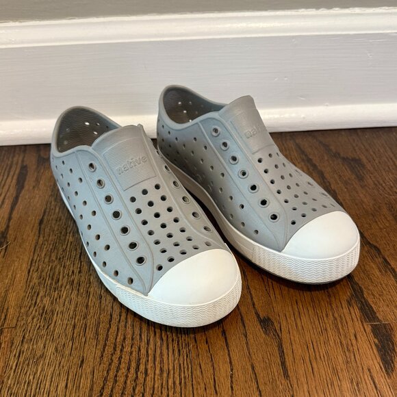 Native Jefferson Slip On Water Shoes in Gray & White Size J2 Size 2 - Picture 1 of 2